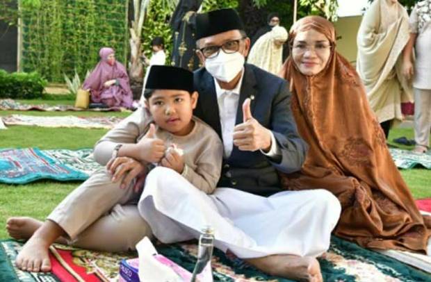 Gubernur Sulsel Nurdin Abdullah seusai melaksanakan Salat Idul Fitri di kediaman pribadinya bersama keluarga. (Foto: Sindonews)