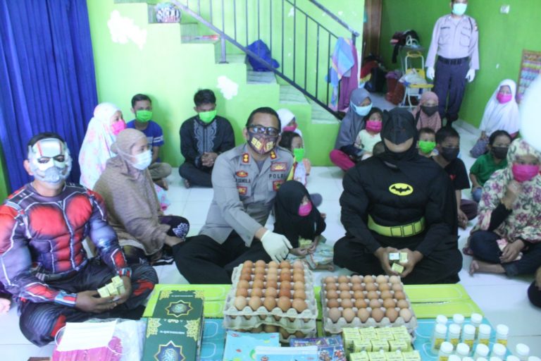 Kapolres Gowa saat kunjungan di panti asuhan Nur Hikmah didampingi Polwan, Iron Man dan Batman (Foto:Ist)