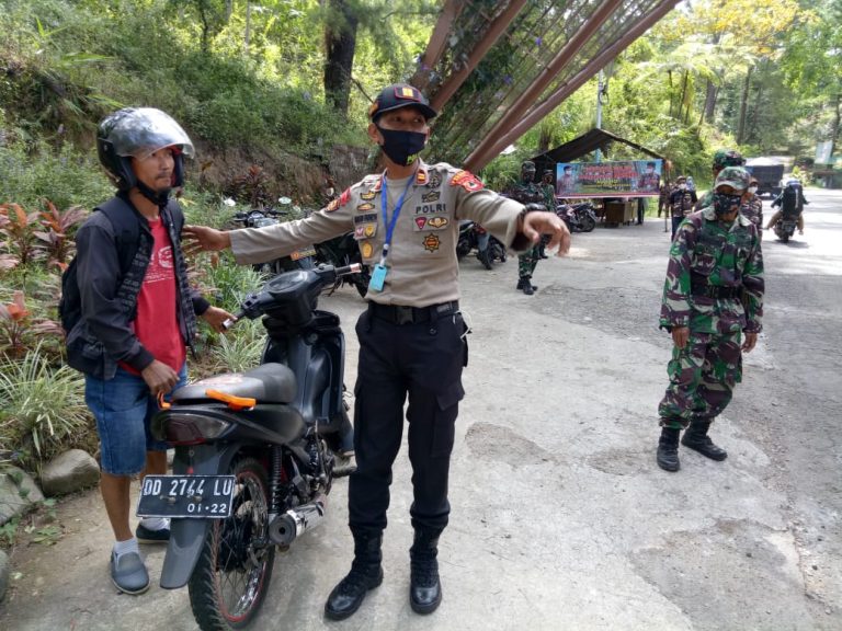 Kapolsek Tinggimoncong, IPTU Hasan Fadhlyh saat pemeriksaan masker warga yang melintas masuk di wilayah kota Malino (Foto:Ist)
