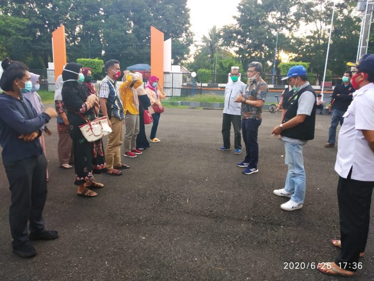 11 warga Barru yang tiba dari Malaysia diberi edukasi oleh Sekretaris Daerah (Sekda) Barru Abustan