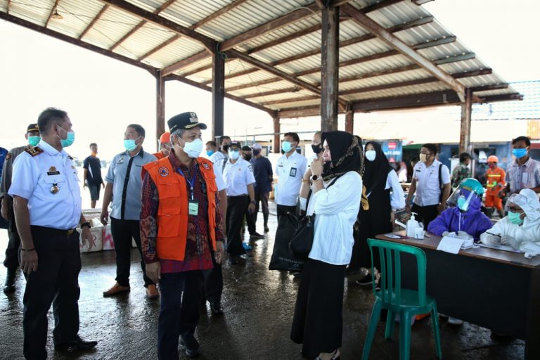 Penjabat Wali Kota Makassar, Prof Yusran Jusuf didampingi Kadis Kesehatan, dr. Naisyah dan Kadis Perikanan dan Kelautan, Rahman Bando mengunjungi pemeriksaan Rapid Test di pelelangan ikan Paotere di Kecamatan Ujung Tanah, Rabu (3/6/2020).