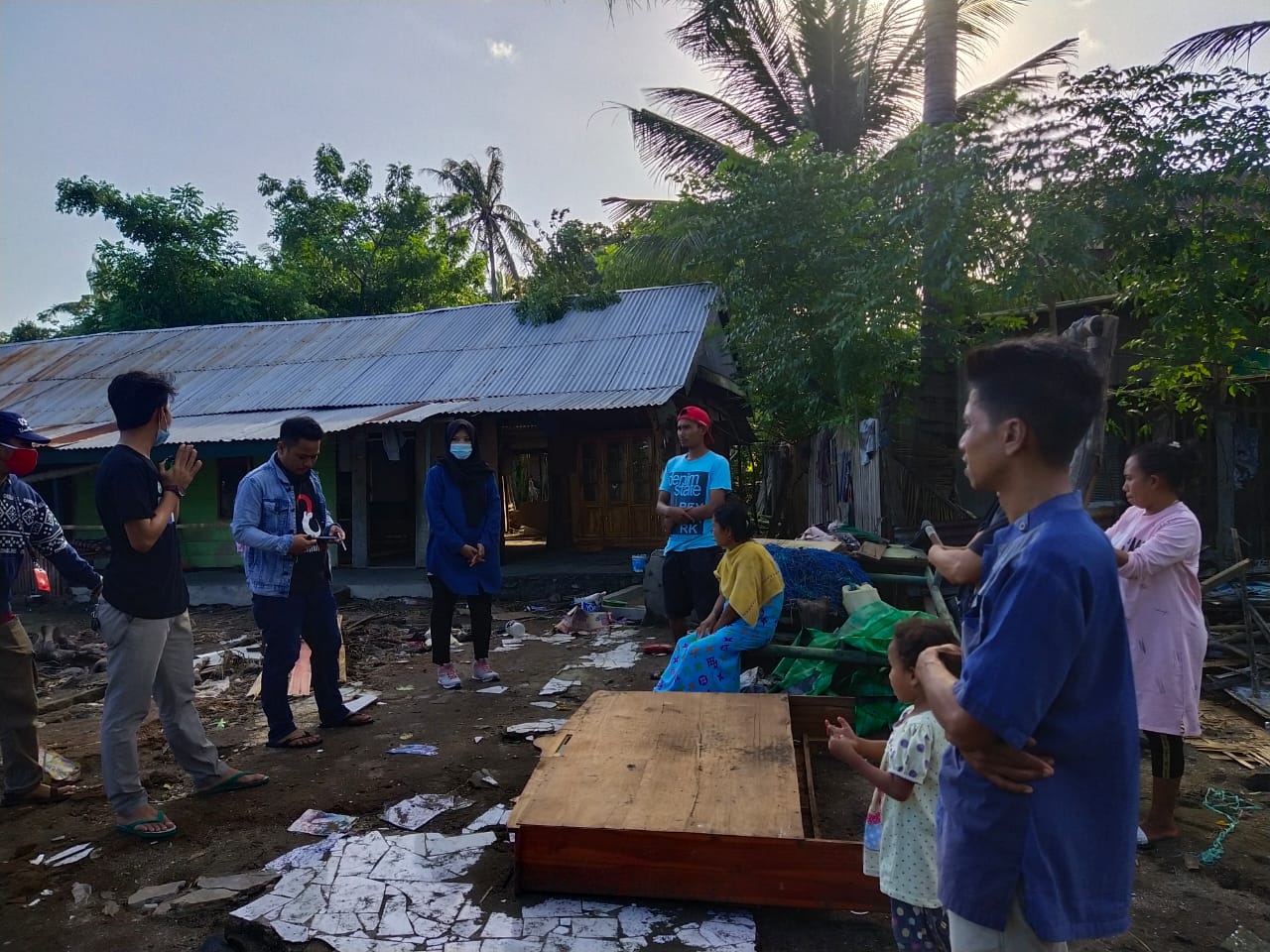 Relawan Milenial Makassar (RMM) temui korban banjir Bantaeng (Foto: Ist)