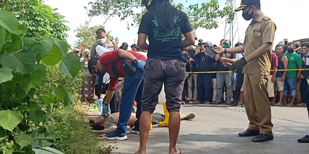 Identifikasi mayat pria yang bersimpah darah tergeletak di tepi jalan, Jalan Poros Macanda Kelurahan Mawang, Kecamatan Somba Opu, Senin (29/6/2020).