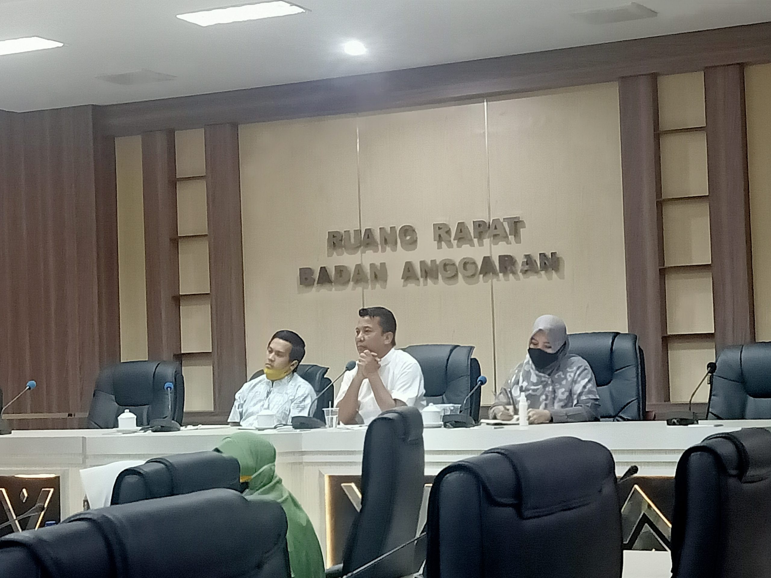 Rapat dengar pendapat bersama pihak terkait penanganan Covid-19 di ruang Banggar DPRD Makassar, Jumat (12/6/2020).