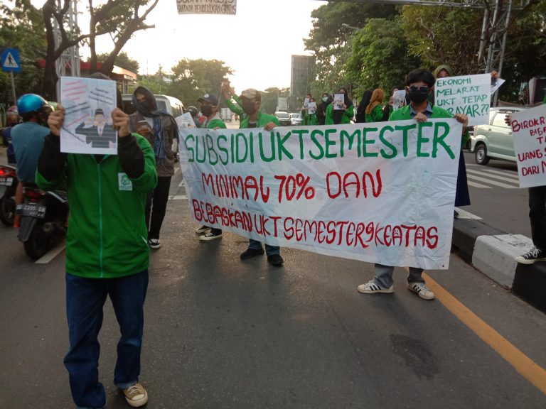 Puluhan mahasiswa FEBI UIN Alauddin Makassar bentangkan spanduk suarakan terkait UKT semester di tengah pandemi Covid-19 (Foto: tjk/zonatimes.com)