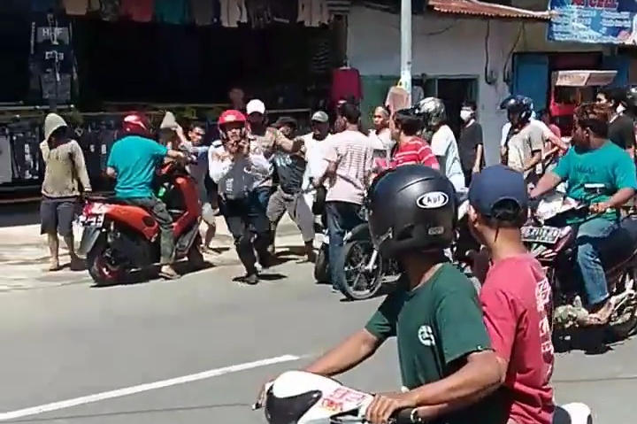 Video pria berseragam Dishub dikeroyok warga di Bulukumba (Foto: screenshot)