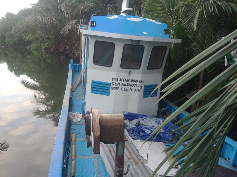 Kapal bantuan nelayan bersandar di tepi sungai Tangka, Kelurahan Balangnipa, Kecamatan Sinjai Utara (Foto: Hasyim/zonatimes.com)