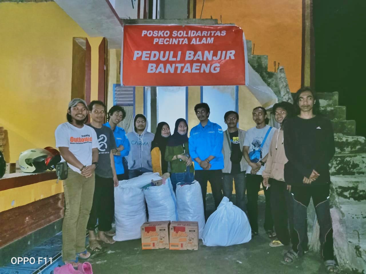 PMII FEBI UIN Alauddin Cabang Makassar salurkan bantuan ke posko pecinta alam peduli banjir Bantaeng (Foto: Zulfa Amani/zonatimes.com)