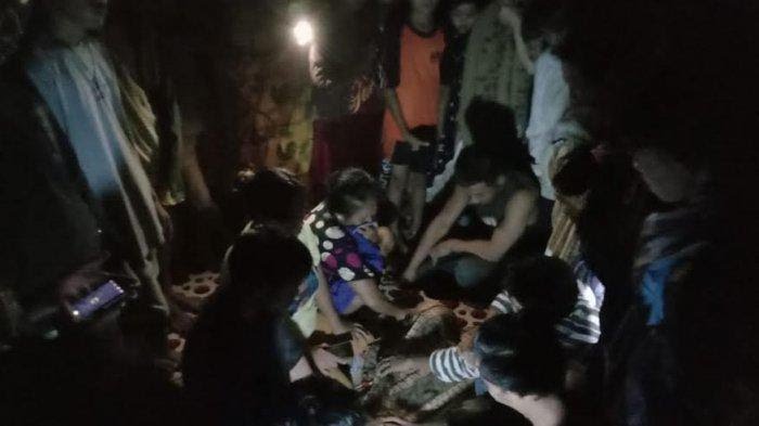 Tim Sar mengevakuasi jenazah korban banjir di kabupaten Bantaeng Sulawesi Selatan (Foto: Suci Inda Sari/zonatimes.com)