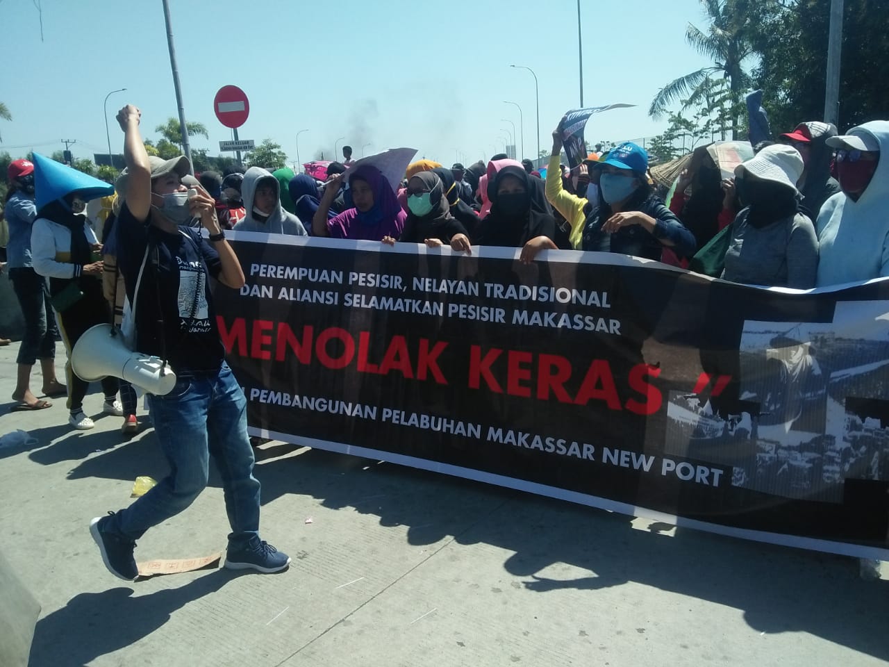 Ratusan massa aksi yang mengatasnamakan perempuan pesisir, nelayan tradisional dan aliansi selamatkan pesisir menggelar unjuk rasa di depan proyek Makassar New Port, Rabu (29/7/2020)