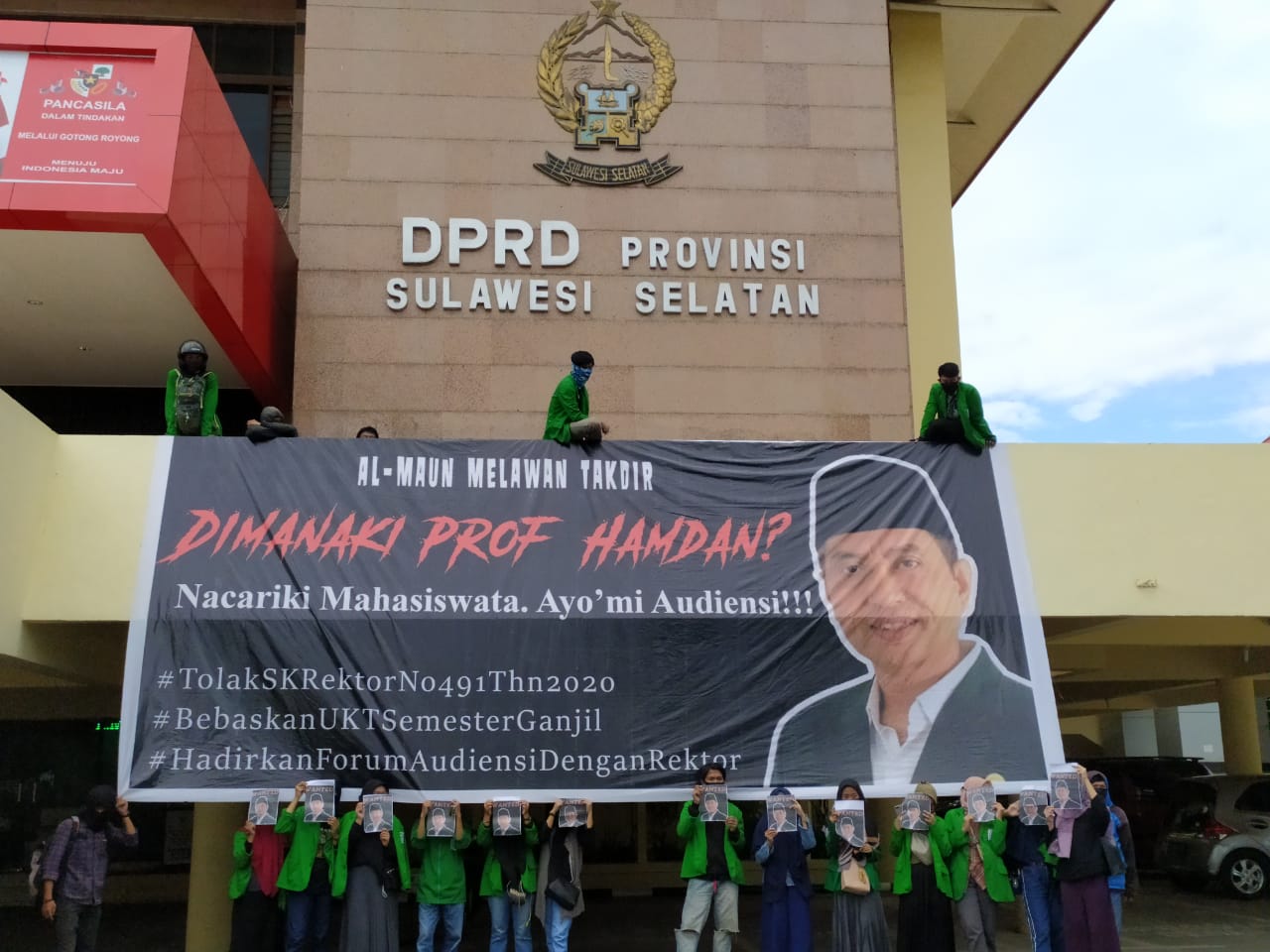 Aliansi Mahasiswa UIN Alauddin Makassar (Al Maun) Melawan Takdir bentangkan spanduk bergambar Prof Hamdan Juhannis di kantor DPRD Sulsel (Foto: Suci Indah Sari/zonatimes.com)