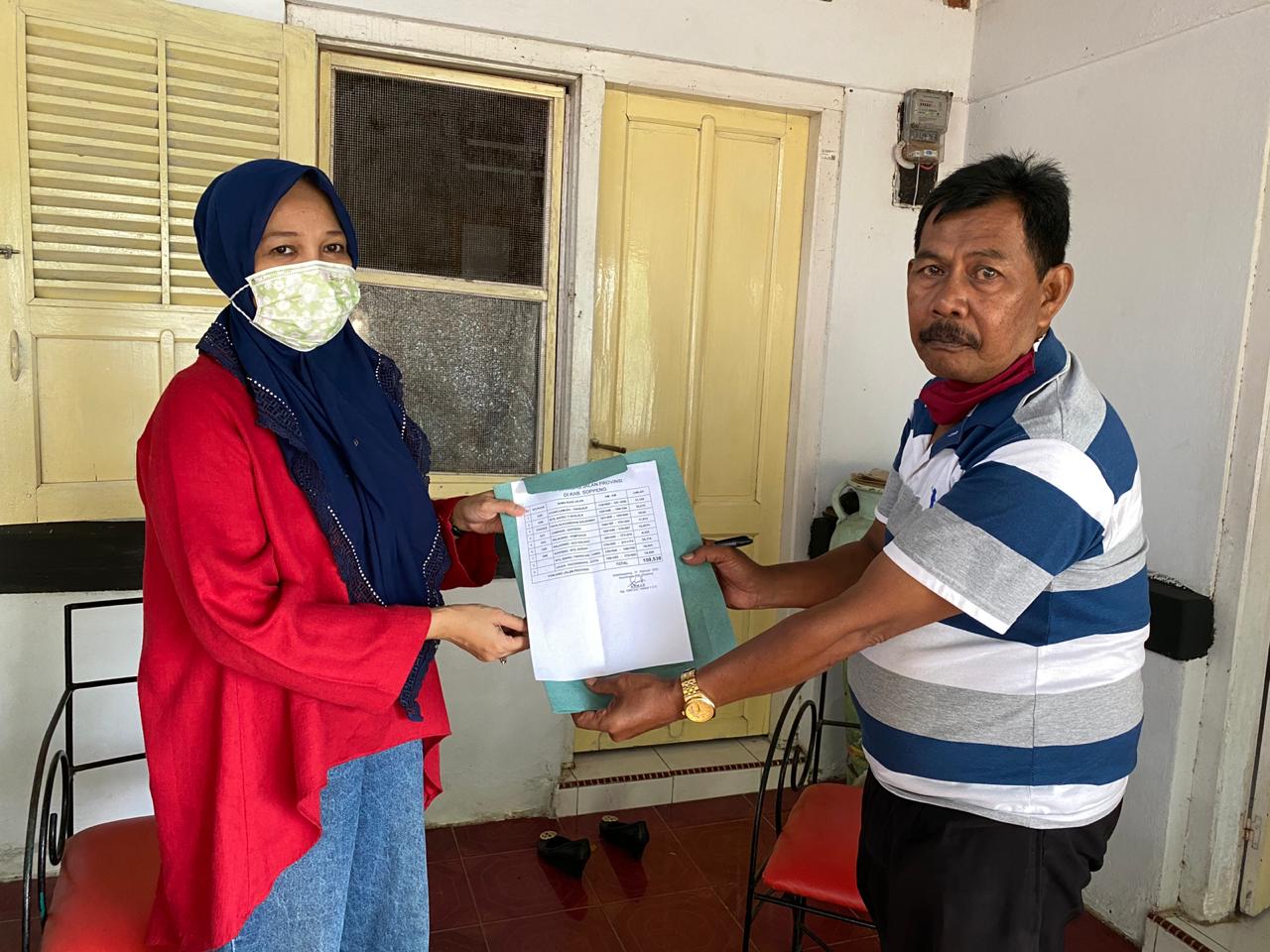 Anggota DPRD Sulsel, Andi Nurhidayati Zainuddin menerima data ruas jalan provinsi yang perlu perbaikan di Kabupaten Soppeng