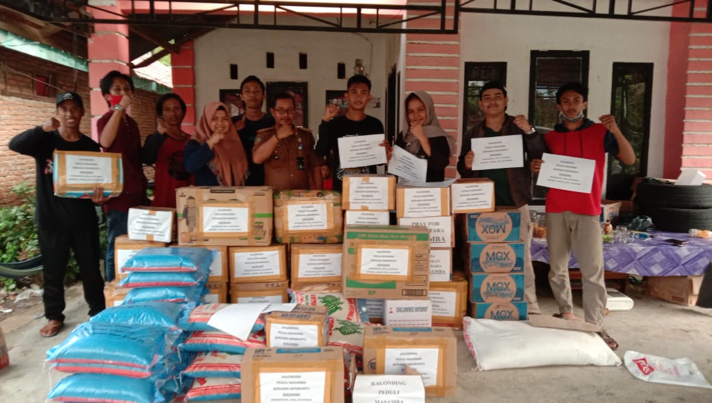 Karang Taruna Desa Kalonding bekerja sama dengan pemerintah desa setempat, Kecamatan Sampaga, Kabupaten Mamuju, Sulawesi Barat (Sulbar) galang donasi untuk bencana banjir bandang Masamba, Senin (20/7/2020)