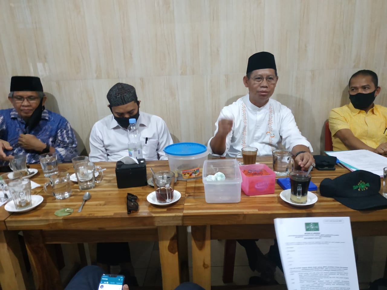 Ketua Tanfidziyah PCNU Kota Makassar KH. Kaswad Sartono kumpulkan dan memberikan arahan para jajaran wakil ketua bidang pembinaan MWC NU yang berlangsung di Warkop Alif Jalan Tinumbu, Rabu (22/7/ 2020) sore tadi.