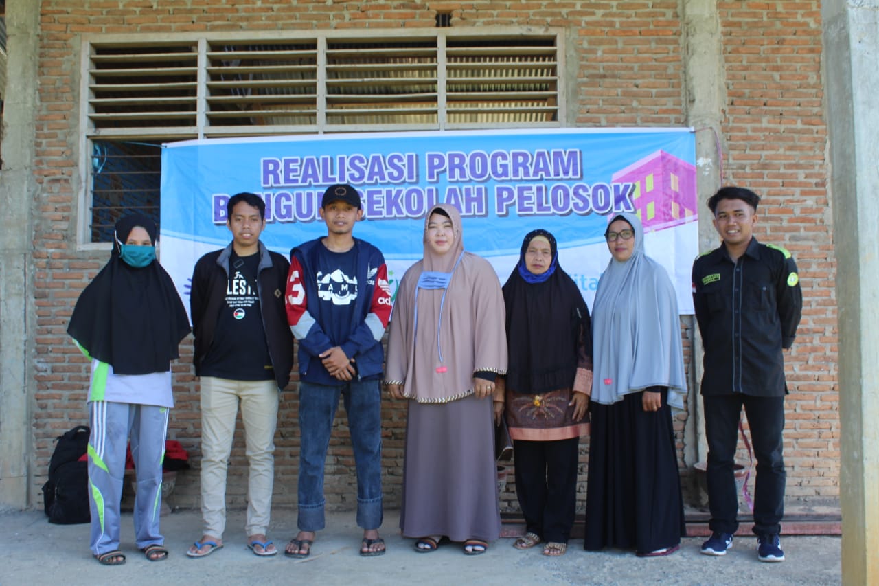 Komunitas Sekolah Pelosok bantu Sekolah Yayasan Al-Ihsan yang terletak di Dusun Batu Lotong, Desa Puca, Kecamatan Tompobulu, Kabupaten Maros, Rabu (11/7/2020).