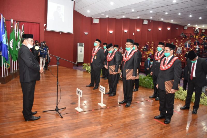Rektor UNM lantik para wakil rektor, dekan untuk periode keduanya, dii Menara Pinisi, Jalan AP Pettarani, Rabu (15/7/2020)