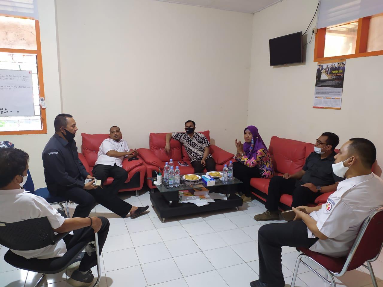 Anggota Badan Pengawas Pemilihan Umum (Bawaslu) Kota Makassar melakukan Koordinasi mengenai batas wilayah di Kantor Bawaslu Kabupaten Maros
