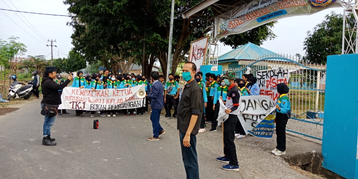 Siswa SMKN 1 Takalar berunjukrasa di depan sekolahnya, Kamis (6/8/2020)