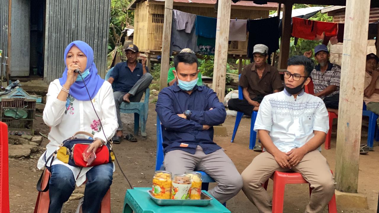 Andi Nurhidayati Zainuddin saat mendengar aspirasi warga di Desa Awo Kecamatan Keera Kabupaten Wajo, Jum'at (7/8/2020).