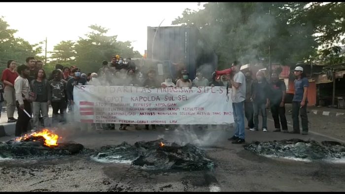 Massa aksi Solidaritas Mahasiswa Sulsel blokade jalan Sultan Alauddin