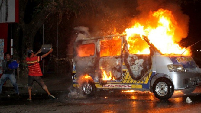 Pendemo rusuh tolak UU Ciptaker di kota Makasar bakar mobil Ambulans Partai Nasdem (viva/antara)