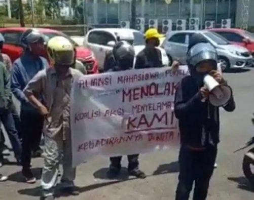 Aliansi Mahasiswa Penyelamat Undang-Undang (AMPU) berdemonstrasi di depan Kantor BAIM HAM RI di Jalan Tun Abdul Razak Hertasning Baru Citraland Celebes Selasa (27/10/2020)