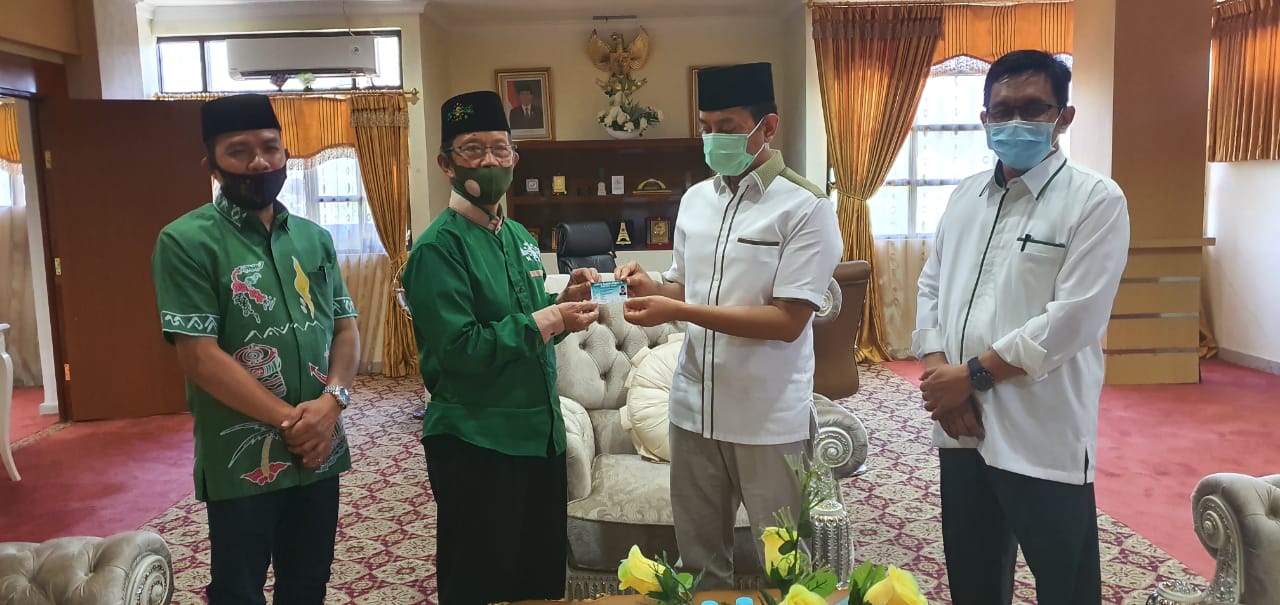 Rais Syuriah PCNU Kota Makassar serahkan Kartanu milik Rektor UIN Alauddin Prof Hamdan Juhannis