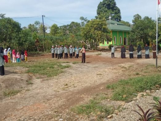 Upacara peringatan hari Sumpah Pemuda di halaman Pondok pesantren Al Fatihah Desa Bulolohe, Kecamatan Rilau Ale, Kabupaten Bulukumba, Rabu, (28/10/2020).