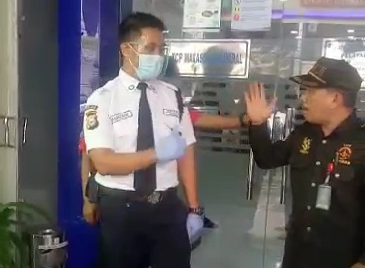 Tangkapan layar video viral pria mengamuk karena ditegur tidak memakai masker (dok. Istimewa).
