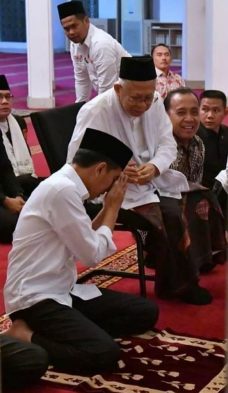 Jokowi sungkem ke Ma'ruf Amin