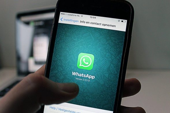 Cara cek pinjol ilegal lewat WhatsApp